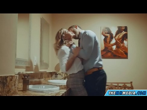 ❤️ ווען אַ באַסטי בלאָנדע סידוס איר אין אַ ציבור אָפּטריט ❤ נאָר פּאָרן ביי אונדז ❌